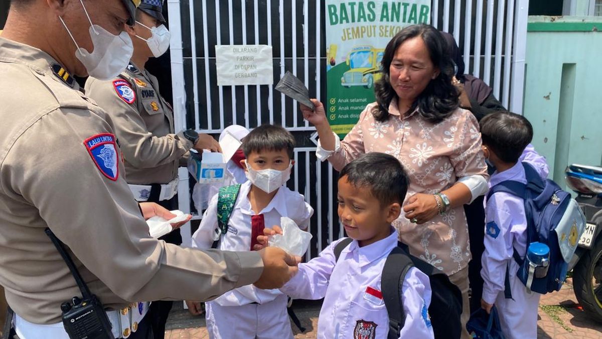 Polisi Bagi Masker di Cimahi Antisipasi Abu Anak Krakatau