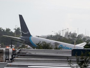 Ngeri Pesawat Kargo Tabrak Mobil Tewaskan 5 Orang di Miami