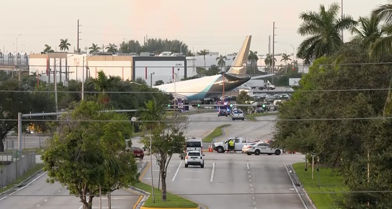 Tim darurat berada di dekat pesawat kargo Amazon Prime Air yang, menurut keterangan pejabat bandara, melampaui batas landasan pacu di Miami, Florida, AS, pada 6 September 2026. (Rohan Ellis/via REUTERS.)