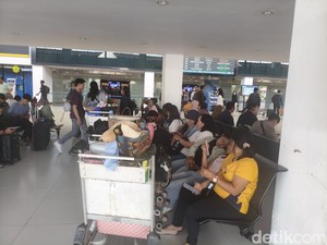 Kisah Penumpang Terlunta-lunta di Juanda Dampak Abu Anak Krakatau