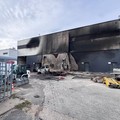 Sebuah kendaraan yang hangus terbakar berada di lokasi konstruksi di area gardu induk saat polisi menyelidiki kebakaran di gardu transformator tersebutsebuah peristiwa yang semakin meningkatkan kekhawatiran keamanan terkait serangkaian serangan sabot