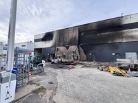 Sebuah kendaraan yang hangus terbakar berada di lokasi konstruksi di area gardu induk saat polisi menyelidiki kebakaran di gardu transformator tersebutsebuah peristiwa yang semakin meningkatkan kekhawatiran keamanan terkait serangkaian serangan sabot