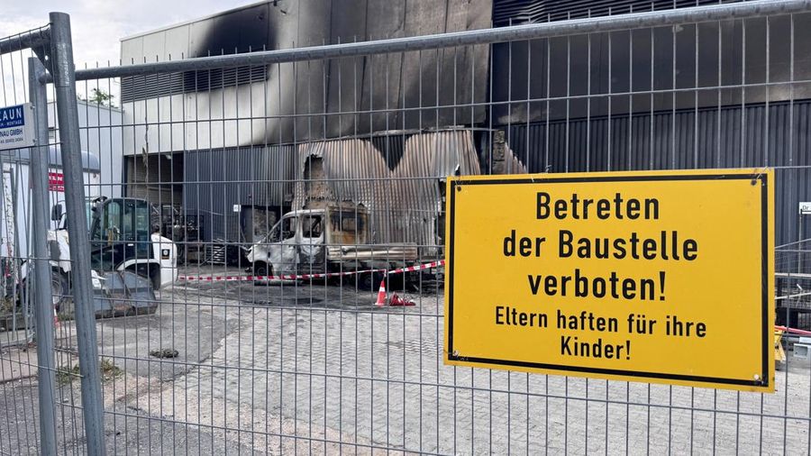 Sebuah kendaraan yang hangus terbakar berada di lokasi konstruksi di area gardu induk saat polisi menyelidiki kebakaran di gardu transformator tersebutsebuah peristiwa yang semakin meningkatkan kekhawatiran keamanan terkait serangkaian serangan sabot