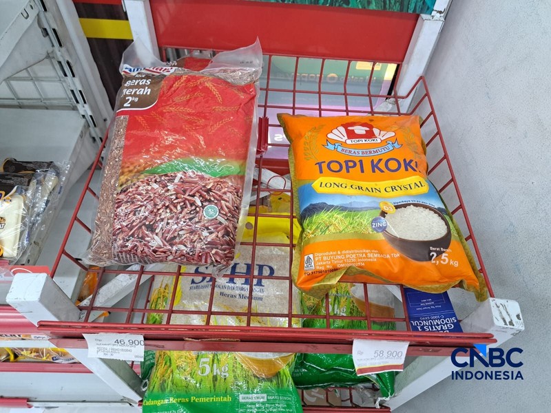 Stok beras khusus dengan kandungan vitamin B6 dan Zinc merek induk ayam pada salah satu toko ritel di Jakarta, Senin (7/9/2026). (CNBC Indonesia/Faisal Rahman)