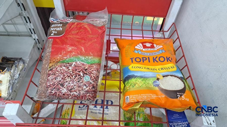 Sejumlah beras Premium dipajang di rak salah satu mini market di Kawasan Jakarta, Senin (7/9/2026).