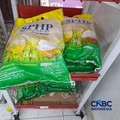 Sejumlah beras Premium dipajang di rak salah satu mini market di Kawasan Jakarta, Senin (7/9/2026). (CNBC Indonesia/Faisal Rahman)