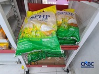 Sejumlah beras Premium dipajang di rak salah satu mini market di Kawasan Jakarta, Senin (7/9/2026). (CNBC Indonesia/Faisal Rahman)
