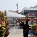 Seorang pemadam menyemprotkan air ke jalanan untuk membersihkan abu vulkanik dampak dari erupsi Gunung Anak Krakatau yang dilakukan pada wilayah Petukangan, Jakarta, Senin (7/9/2026). (CNBC Indonesia/Suhendra)