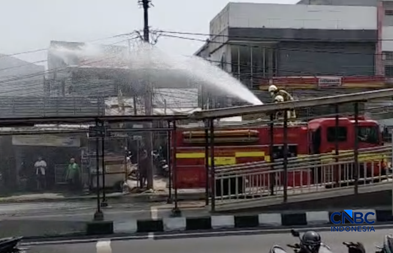Seorang pemadam menyemprotkan air ke jalanan untuk membersihkan abu vulkanik dampak dari erupsi Gunung Anak Krakatau yang dilakukan pada wilayah Petukangan, Jakarta, Senin (7/9/2026). (CNBC Indonesia/Suhendra)