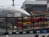 Seorang pemadam menyemprotkan air ke jalanan untuk membersihkan abu vulkanik dampak dari erupsi Gunung Anak Krakatau yang dilakukan pada wilayah Petukangan, Jakarta Selatan, Senin (7/9/2026). (CNBC Indonesia/Suhendra)