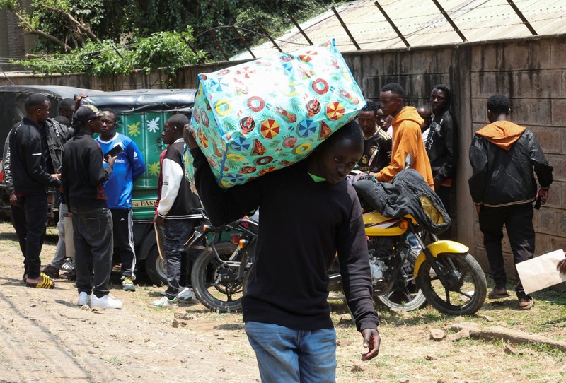 Warga negara Burundi berkumpul di kedutaan besar negara mereka untuk mengurus dokumen perjalanan agar dapat kembali ke Burundi, setelah Presiden Kenya William Ruto memerintahkan penertiban terhadap pedagang skala kecil dari luar negeri, di Nairobi, Kenya, pada 7 September 2026. (REUTERS/Monicah Mwangi)