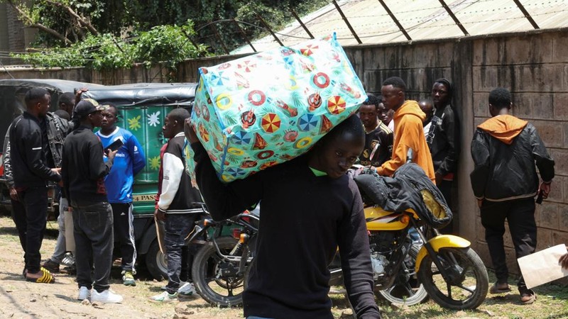 Seorang warga negara Burundi membawa barang bawaan saat tiba di kedutaan besar negaranya untuk mengurus dokumen perjalanan agar dapat kembali ke Burundi, setelah Presiden Kenya William Ruto memerintahkan penertiban terhadap pedagang skala kecil dari luar negeri, di Nairobi, Kenya, 7 September 2026.