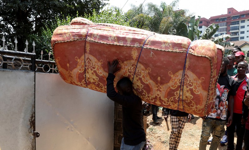 Warga negara Burundi berkumpul di kedutaan besar negara mereka untuk mengurus dokumen perjalanan agar dapat kembali ke Burundi, setelah Presiden Kenya William Ruto memerintahkan penertiban terhadap pedagang skala kecil dari luar negeri, di Nairobi, Kenya, pada 7 September 2026. (REUTERS/Monicah Mwangi)