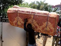 Seorang warga negara Burundi membawa kasur saat tiba di kedutaan besar negaranya untuk mengurus dokumen perjalanan agar dapat kembali ke Burundi, setelah Presiden Kenya William Ruto memerintahkan penertiban terhadap pedagang skala kecil dari luar neg