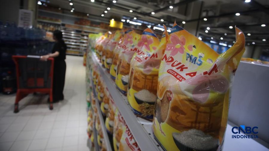 Stok beras unik dengan kandungan vitamin B6 dan Zinc merek induk ayam pada salah satu toko ritel di Jakarta, Senin (7/9/2026).