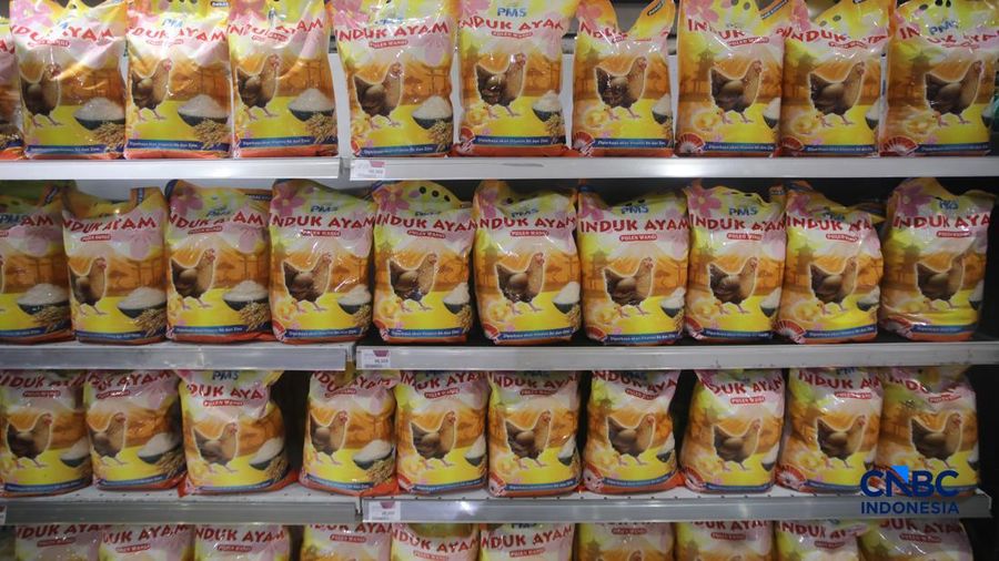 Stok beras unik dengan kandungan vitamin B6 dan Zinc merek induk ayam pada salah satu toko ritel di Jakarta, Senin (7/9/2026).