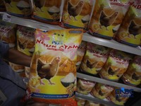 Stok beras khusus dengan kandungan vitamin B6 dan Zinc merek induk ayam pada salah satu toko ritel di Jakarta, Senin (7/9/2026). (CNBC Indonesia/Faisal Rahman)