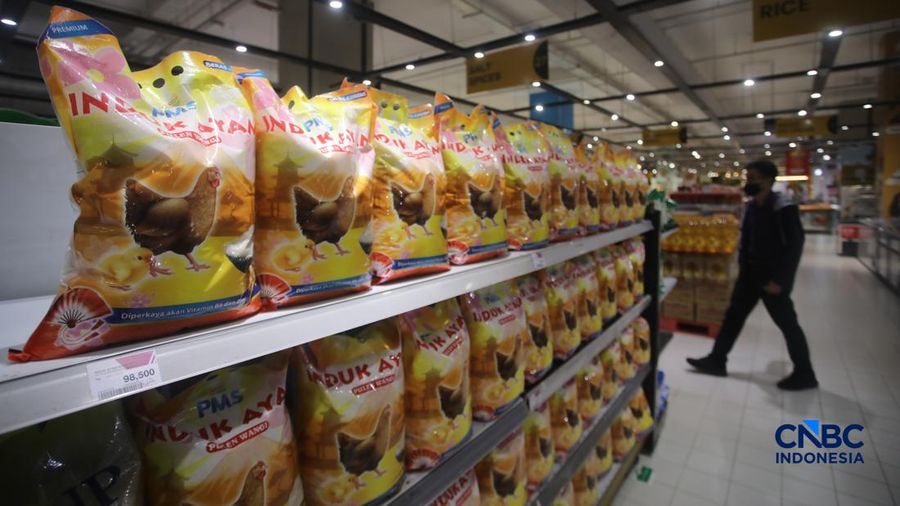 Stok beras unik dengan kandungan vitamin B6 dan Zinc merek induk ayam pada salah satu toko ritel di Jakarta, Senin (7/9/2026). (CNBC Indonesia/Faisal Rahman)