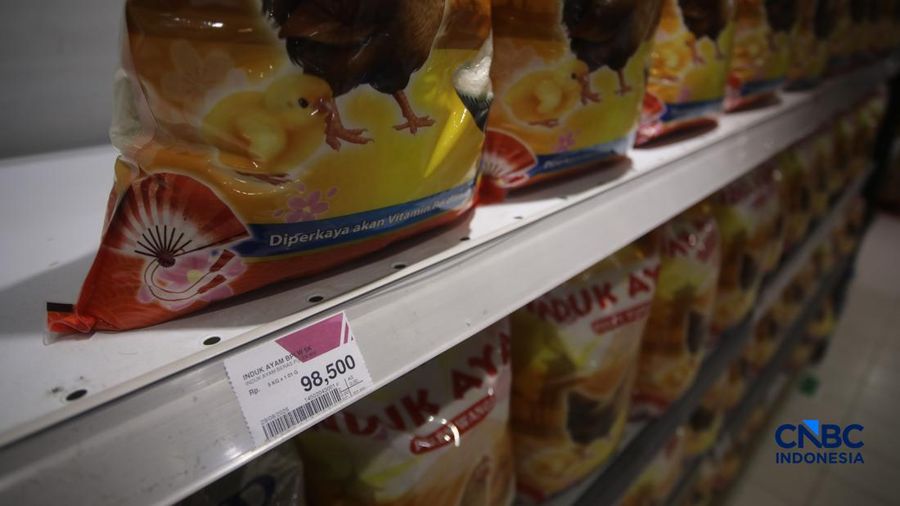 Stok beras unik dengan kandungan vitamin B6 dan Zinc merek induk ayam pada salah satu toko ritel di Jakarta, Senin (7/9/2026).