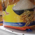 Stok beras khusus dengan kandungan vitamin B6 dan Zinc merek induk ayam pada salah satu toko ritel di Jakarta, Senin (7/9/2026). (CNBC Indonesia/Faisal Rahman)