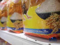 Stok beras khusus dengan kandungan vitamin B6 dan Zinc merek induk ayam pada salah satu toko ritel di Jakarta, Senin (7/9/2026). (CNBC Indonesia/Faisal Rahman)