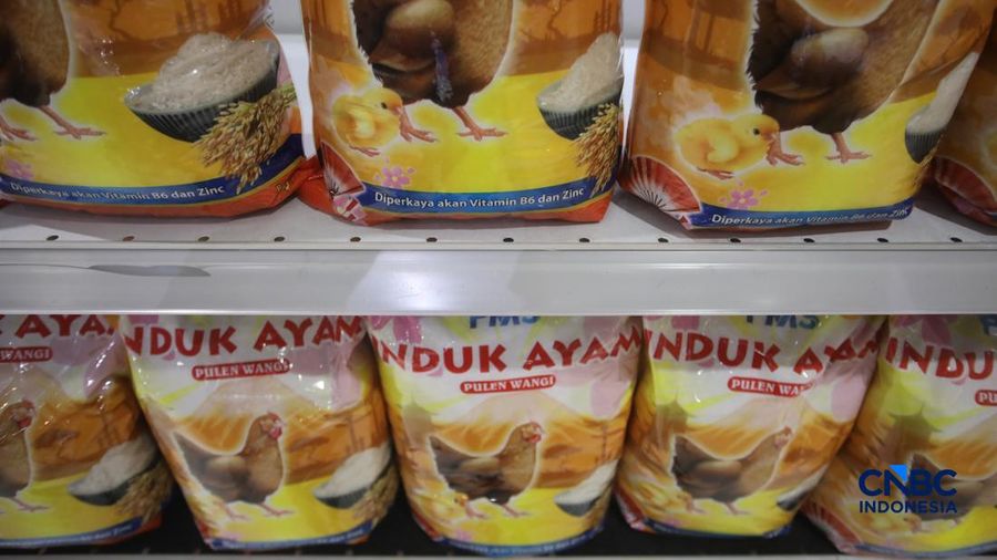 Stok beras unik dengan kandungan vitamin B6 dan Zinc merek induk ayam pada salah satu toko ritel di Jakarta, Senin (7/9/2026).