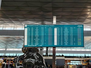 Suasana Bandara Soetta Saat Penutupan Imbas Erupsi Anak Kratakau Diperpanjang