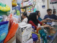 Suasana penjualan masker di Pasar Pramuka, Jakarta, Senin (7/9/2026). (CNBC Indonesia/Faisal Rahman)