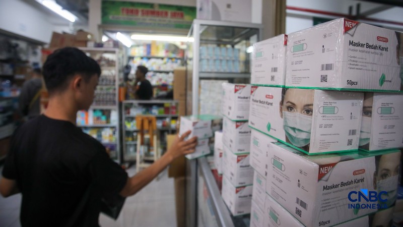 Suasana penjualan masker di Pasar Pramuka, Jakarta, Senin (7/9/2026). (CNBC Indonesia/Faisal Rahman)