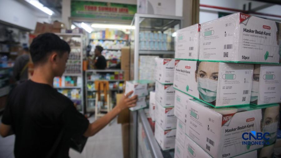 Suasana penjualan masker di Pasar Pramuka, Jakarta, Senin (7/9/2026). (CNBC Indonesia/Faisal Rahman)