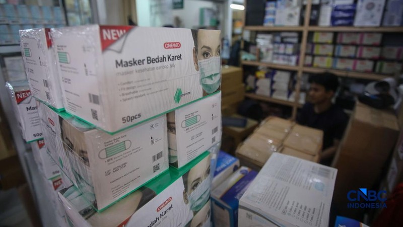 Suasana penjualan masker di Pasar Pramuka, Jakarta, Senin (7/9/2026). (CNBC Indonesia/Faisal Rahman)