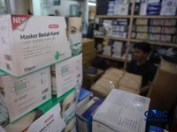 Suasana penjualan masker di Pasar Pramuka, Jakarta, Senin (7/9/2026). (CNBC Indonesia/Faisal Rahman)