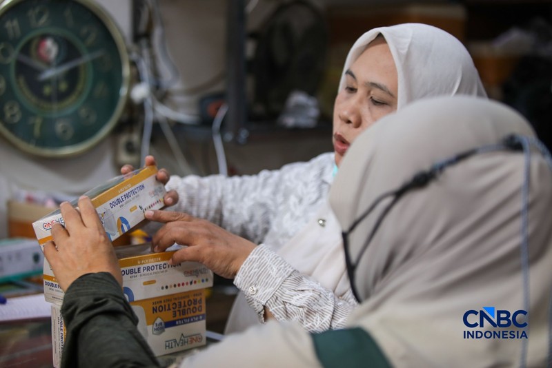 Suasana penjualan masker di Pasar Pramuka, Jakarta, Senin (7/9/2026). (CNBC Indonesia/Faisal Rahman)