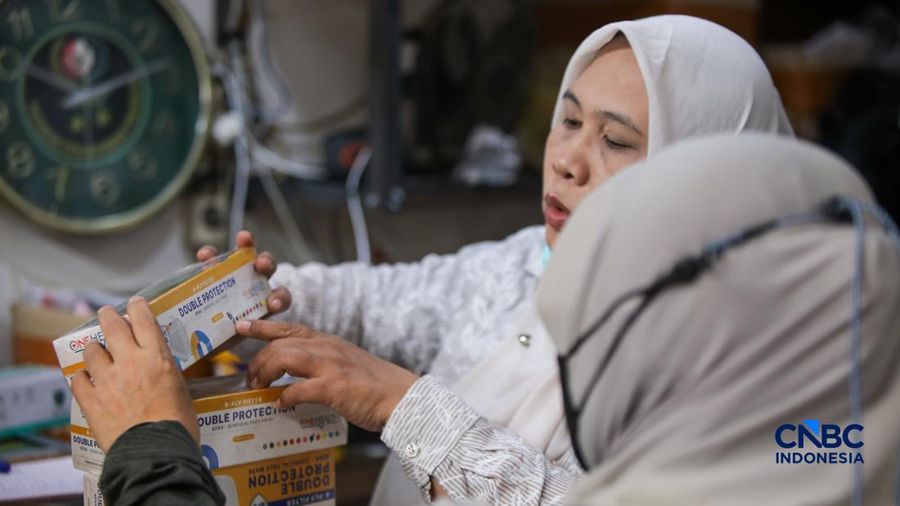 Suasana penjualan masker di Pasar Pramuka, Jakarta, Senin (7/9/2026). (CNBC Indonesia/Faisal Rahman)
