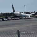Tim darurat berada di dekat pesawat kargo Amazon Prime Air yang, menurut keterangan pejabat bandara, melampaui batas landasan pacu di Miami, Florida, AS, pada 6 September 2026. (Rohan Ellis/via REUTERS.)