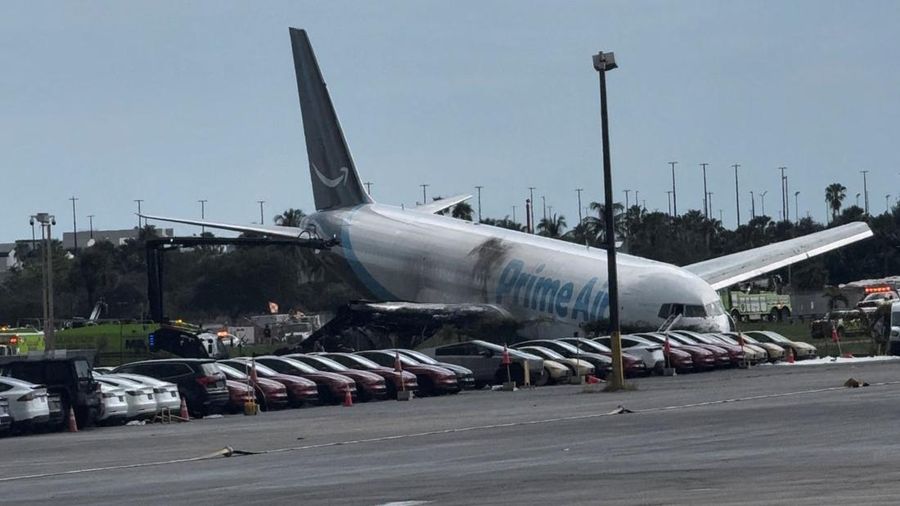 Tim darurat berada di dekat pesawat kargo Amazon Prime Air yang, menurut keterangan pejabat bandara, melampaui batas landasan pacu di Miami, Florida, AS, pada 6 September 2026. (Rohan Ellis/via REUTERS.)