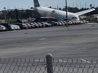 Tim darurat berada di dekat pesawat kargo Amazon Prime Air yang, menurut keterangan pejabat bandara, melampaui batas landasan pacu di Miami, Florida, AS, pada 6 September 2026. (Rohan Ellis/via REUTERS.)