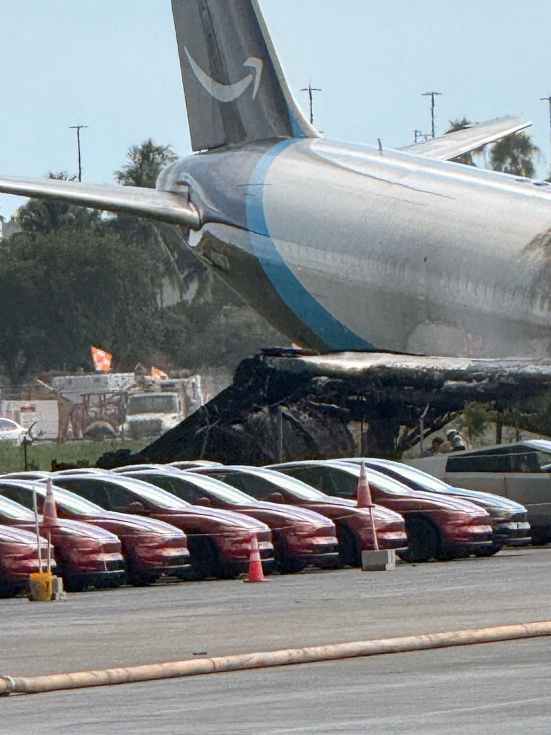 Tim darurat berada di dekat pesawat kargo Amazon Prime Air yang, menurut keterangan pejabat bandara, melampaui batas landasan pacu di Miami, Florida, AS, pada 6 September 2026. (Rohan Ellis/via REUTERS.)