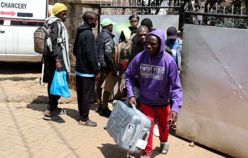 Warga negara Burundi berkumpul di kedutaan besar negara mereka untuk mengurus dokumen perjalanan agar dapat kembali ke Burundi, setelah Presiden Kenya William Ruto memerintahkan penertiban terhadap pedagang skala kecil dari luar negeri, di Nairobi, Kenya, pada 7 September 2026. (REUTERS/Monicah Mwangi)