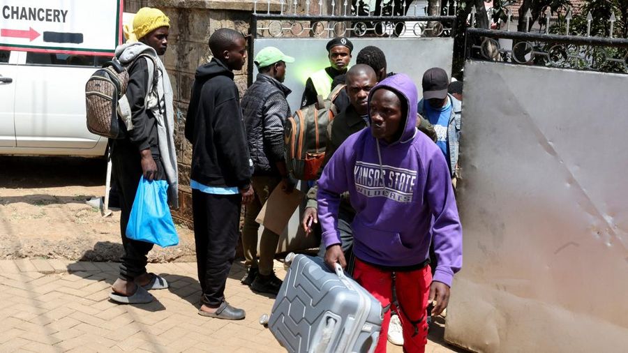 Warga negara Burundi berdiri di luar kedutaan besar negara mereka untuk mengurus dokumen perjalanan agar dapat kembali ke Burundi, setelah Presiden Kenya William Ruto memerintahkan penertiban terhadap pedagang skala kecil dari luar negeri, di Nairobi, Kenya, pada 7 September 2026.