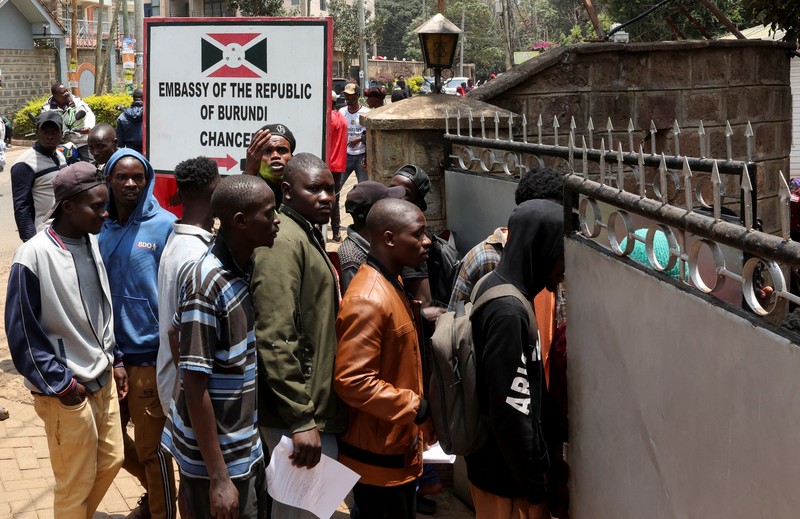 Warga negara Burundi berkumpul di kedutaan besar negara mereka untuk mengurus dokumen perjalanan agar dapat kembali ke Burundi, setelah Presiden Kenya William Ruto memerintahkan penertiban terhadap pedagang skala kecil dari luar negeri, di Nairobi, Kenya, pada 7 September 2026. (REUTERS/Monicah Mwangi)