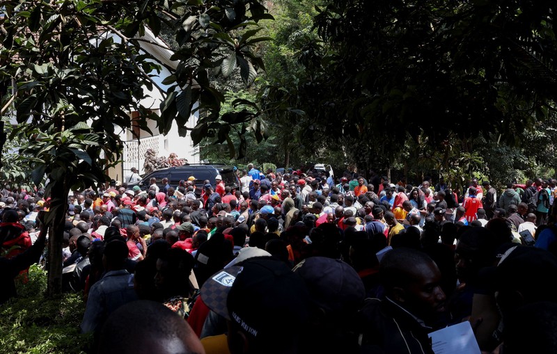 Warga negara Burundi berkumpul di kedutaan besar negara mereka untuk mengurus dokumen perjalanan agar dapat kembali ke Burundi, setelah Presiden Kenya William Ruto memerintahkan penertiban terhadap pedagang skala kecil dari luar negeri, di Nairobi, Kenya, pada 7 September 2026. (REUTERS/Monicah Mwangi)