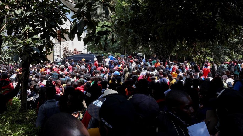 Warga negara Burundi berkumpul di kedutaan besar negara mereka untuk mengurus dokumen perjalanan agar dapat kembali ke Burundi, setelah Presiden Kenya William Ruto memerintahkan penertiban terhadap pedagang skala kecil dari luar negeri, di Nairobi, K