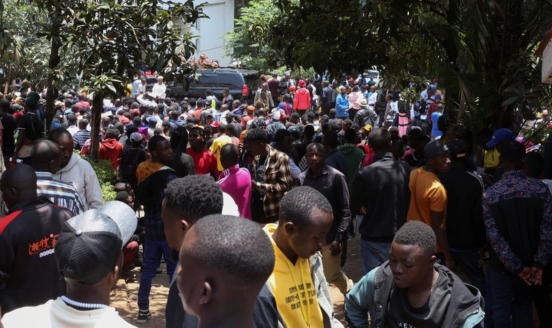 Warga negara Burundi berkumpul di kedutaan besar negara mereka untuk mengurus dokumen perjalanan agar dapat kembali ke Burundi, setelah Presiden Kenya William Ruto memerintahkan penertiban terhadap pedagang skala kecil dari luar negeri, di Nairobi, Kenya, pada 7 September 2026. (REUTERS/Monicah Mwangi)