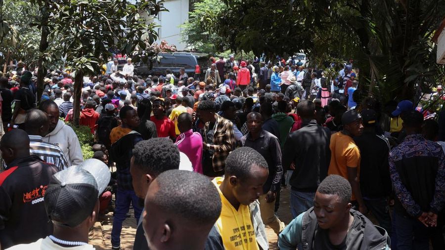 Warga negara Burundi berkumpul di luar kedutaan besar negara mereka untuk mengurus dokumen perjalanan agar dapat kembali ke Burundi, setelah Presiden Kenya William Ruto memerintahkan penertiban terhadap pedagang skala kecil dari luar negeri, di Nairobi, Kenya, pada 7 September 2026.