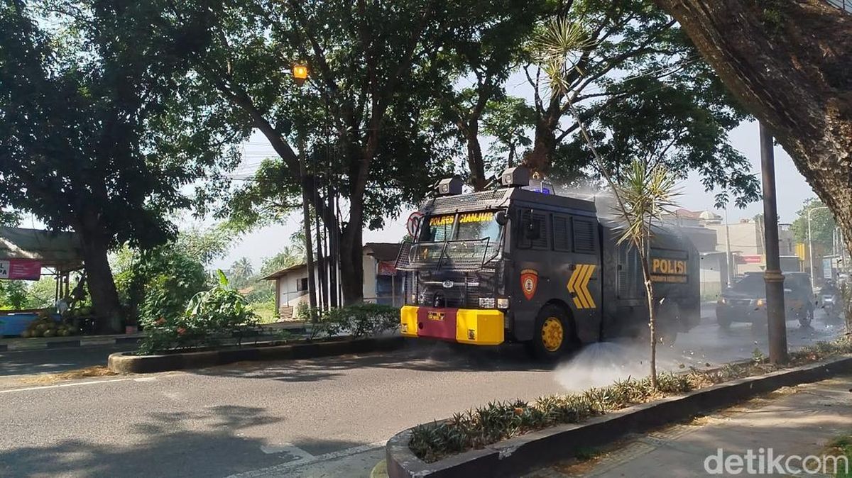 Abu Vulkanik 'Selimuti' Cianjur, Water Canon Dikerahkan