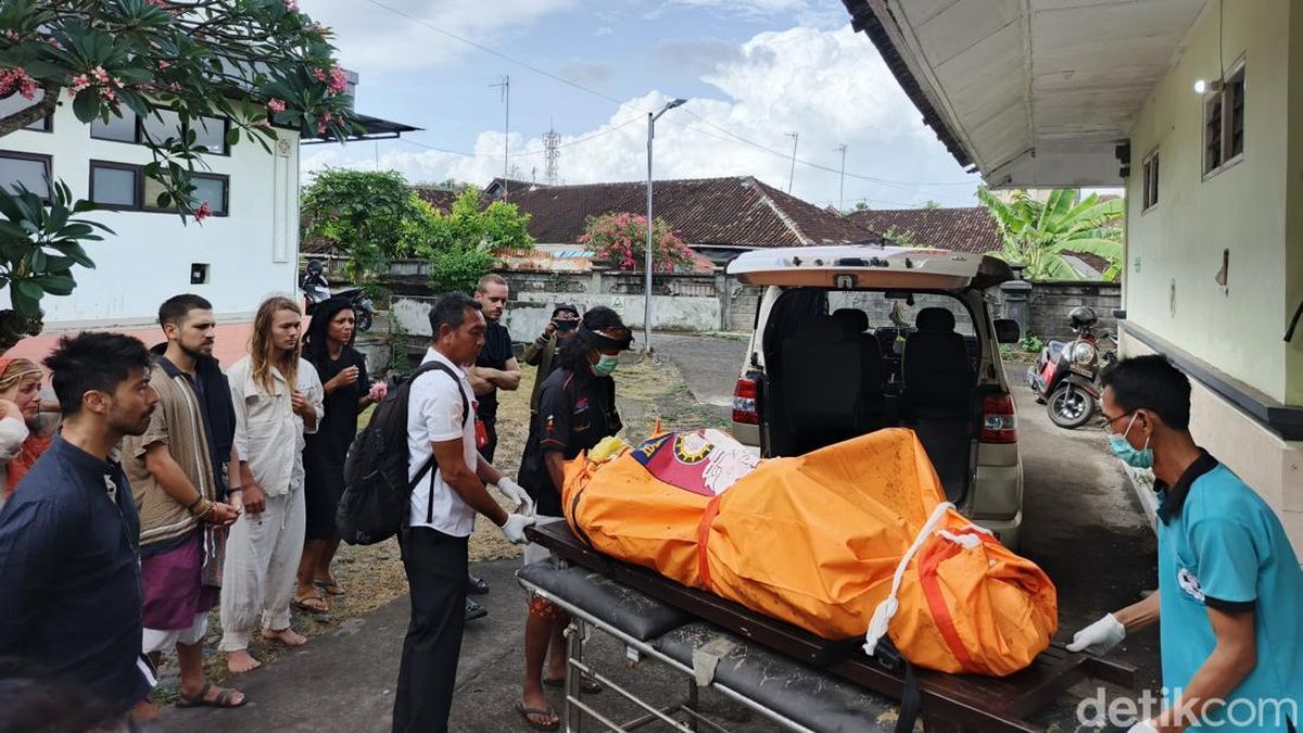 Diiringi Tangis, Keluarga Jemput Jenazah WN Polandia untuk Dikremasi