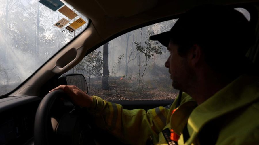 Alex Capararo, seorang komandan sektor di Forestry Corporation New South Wales, memantau garis api selama kegiatan pembakaran untuk pengurangan risiko kebakaran di Hutan Negara Bagian Uffington, dekat Clarence Town, Australia, pada 7 September 2026.