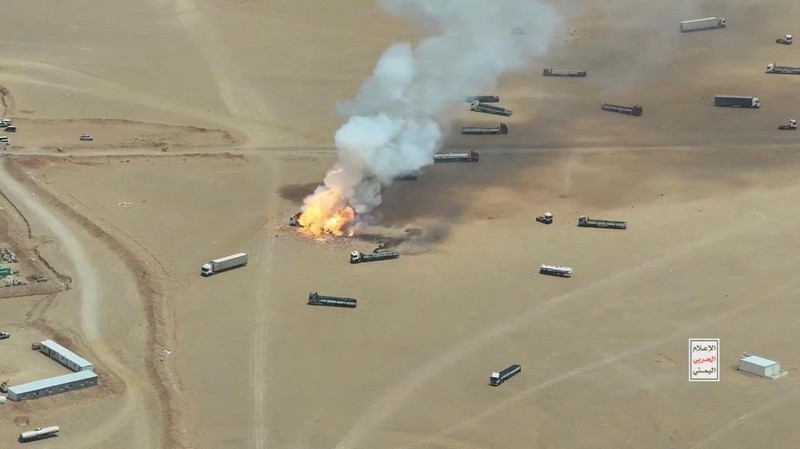 Asap membubung dari sebuah truk yang terbakar dalam peristiwa yang disebut pihak Houthi sebagai serangan yang menyasar truk-truk dari wilayah Arab Saudi, di perlintasan perbatasan Al-Wadiah dekat Al-Wadiahdi perbatasan Arab Saudi-Yamanseperti terliha