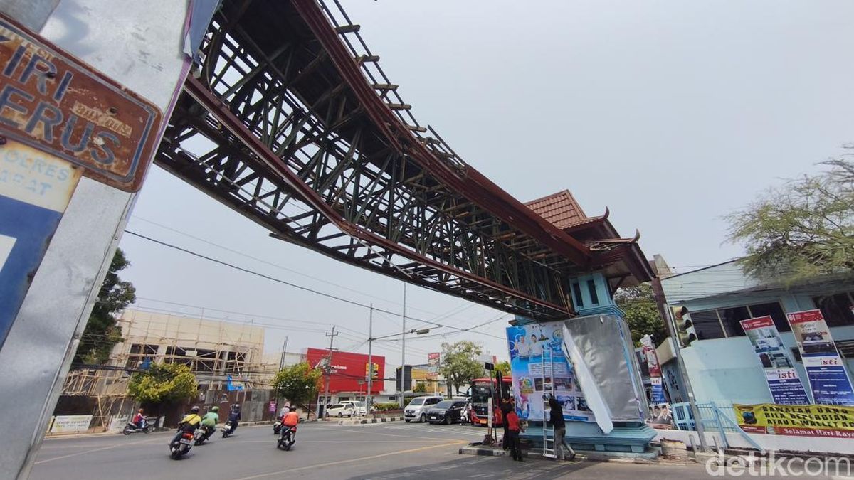 Gapura Puri Anjasmoro Semarang Rusak 'Disundul' Truk Trailer, Pelaku Kabur